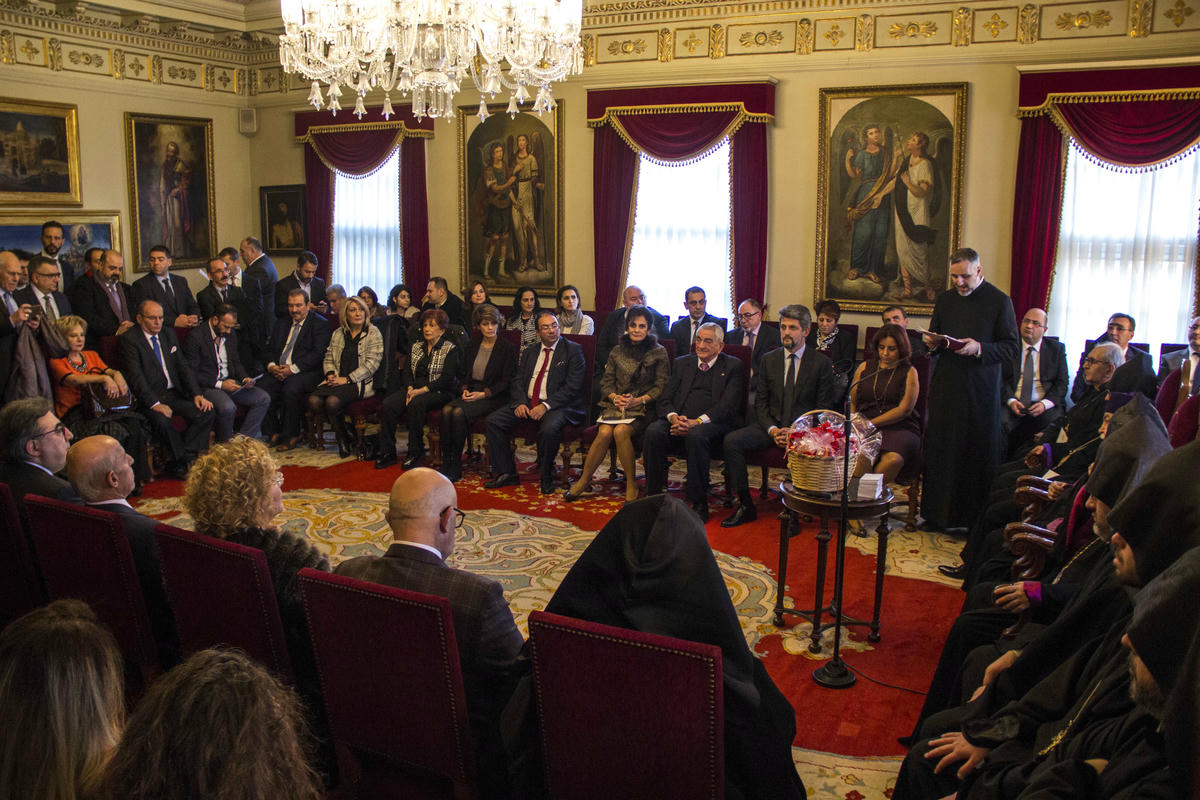 Ս. Ծնունդի շնորհաւորութիւնը լարուածութեան մէջ